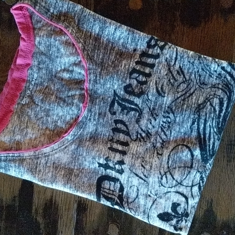 DKNY Tee-sz S/Ch/P. Super Condition!